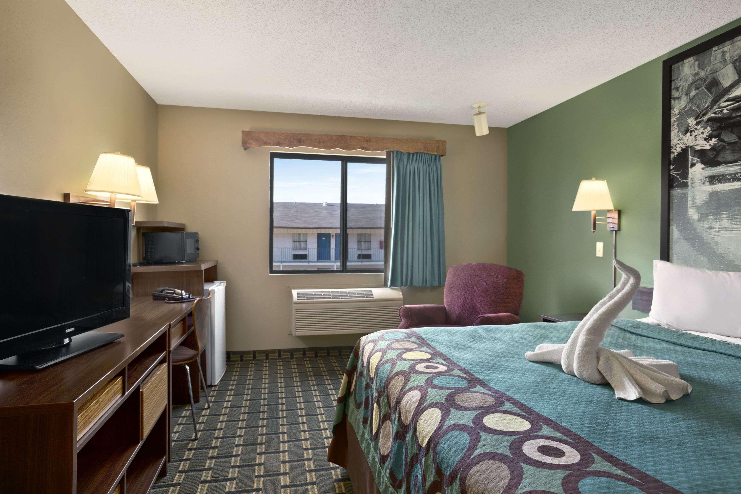 ซูเปอร์ 8 บาย วินด์แฮม รัสเซลล์วิลล์ Hotel ภายนอก รูปภาพ
