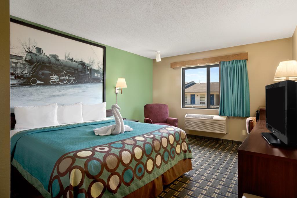 ซูเปอร์ 8 บาย วินด์แฮม รัสเซลล์วิลล์ Hotel ภายนอก รูปภาพ