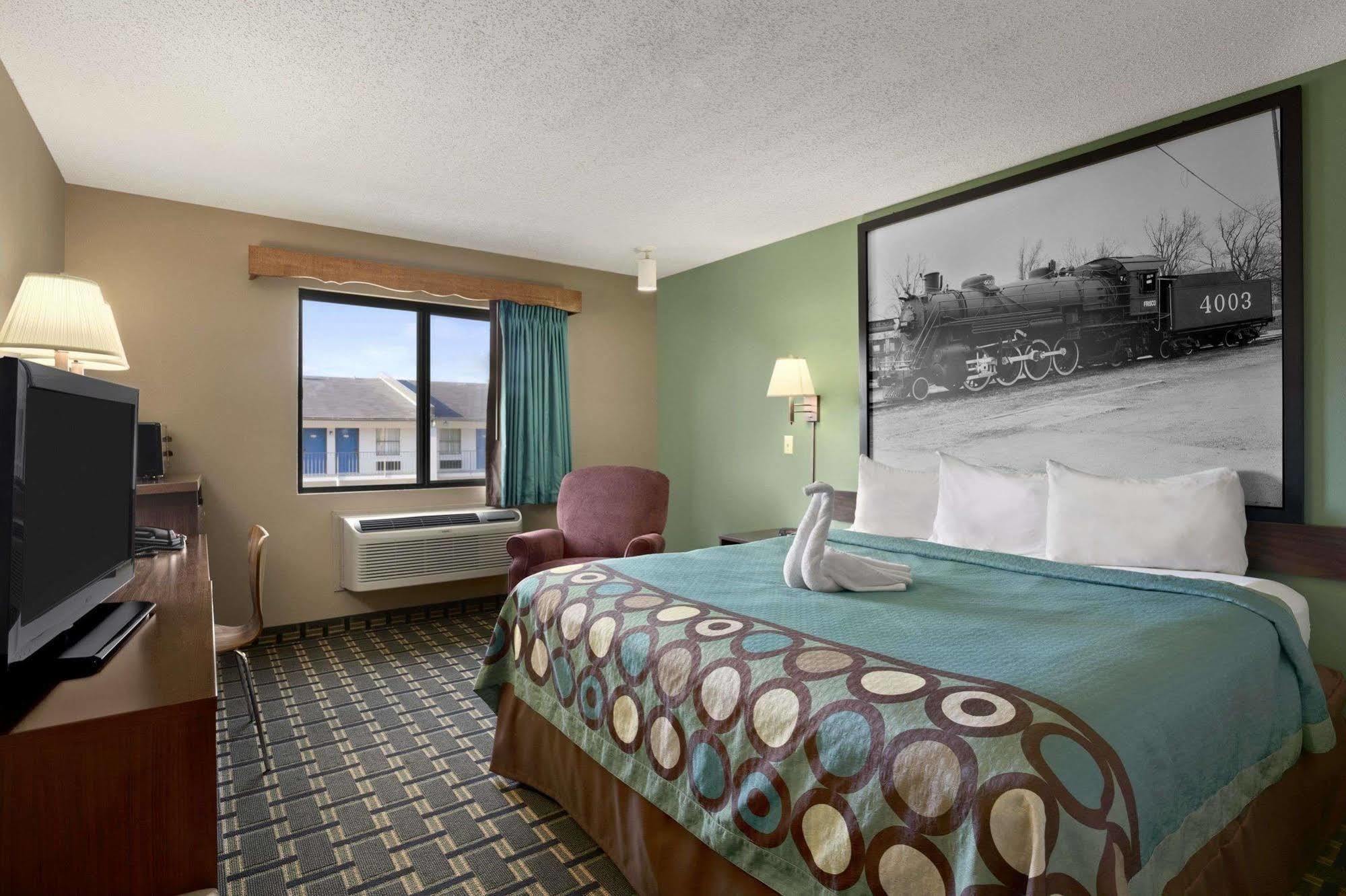 ซูเปอร์ 8 บาย วินด์แฮม รัสเซลล์วิลล์ Hotel ภายนอก รูปภาพ